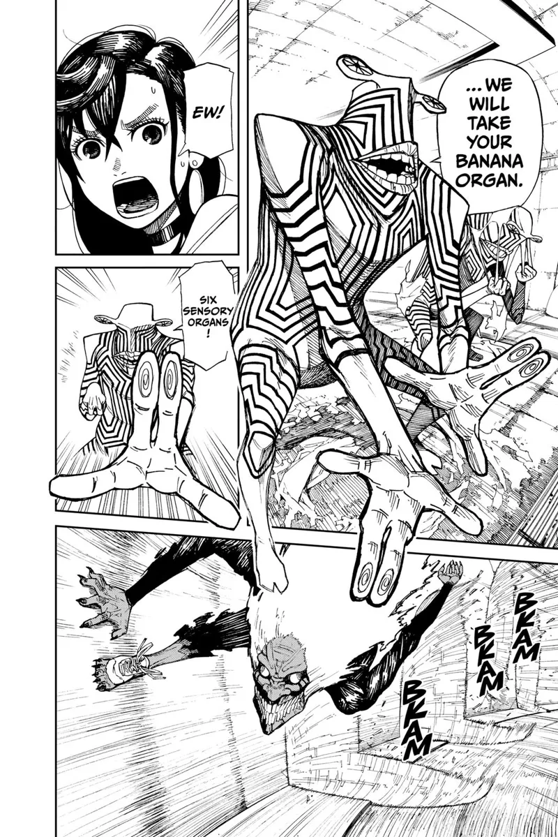 The aliens reveal their true form and attacks the transformed Occult-kun. Occult-kun runs and evades their attacks.