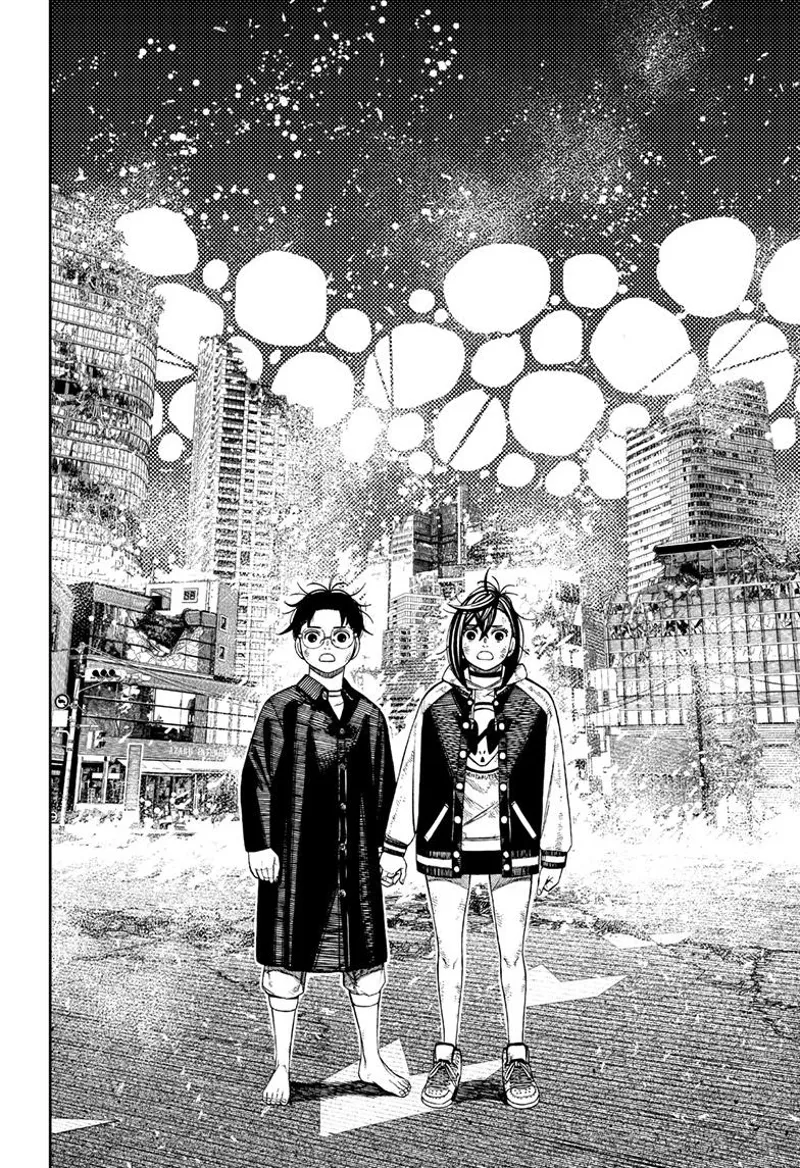 Momo and Okarun wonders. The sky starts tearing up.
