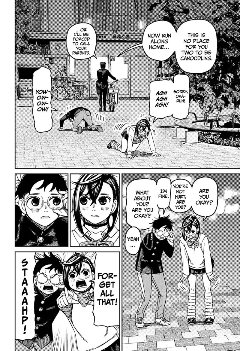 Momo and Okarun breaks away. The police officer passes them by.