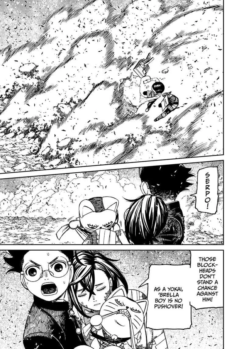 Okarun watches Rokura the Serpoian and the cop surrounded by dust during their firefight against cursed Zuma.