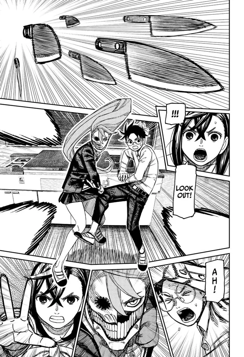 Sharp knives are suddenly thrown at them. Okarun and yokai Aira watches out. Tiny Momo tries to block them.