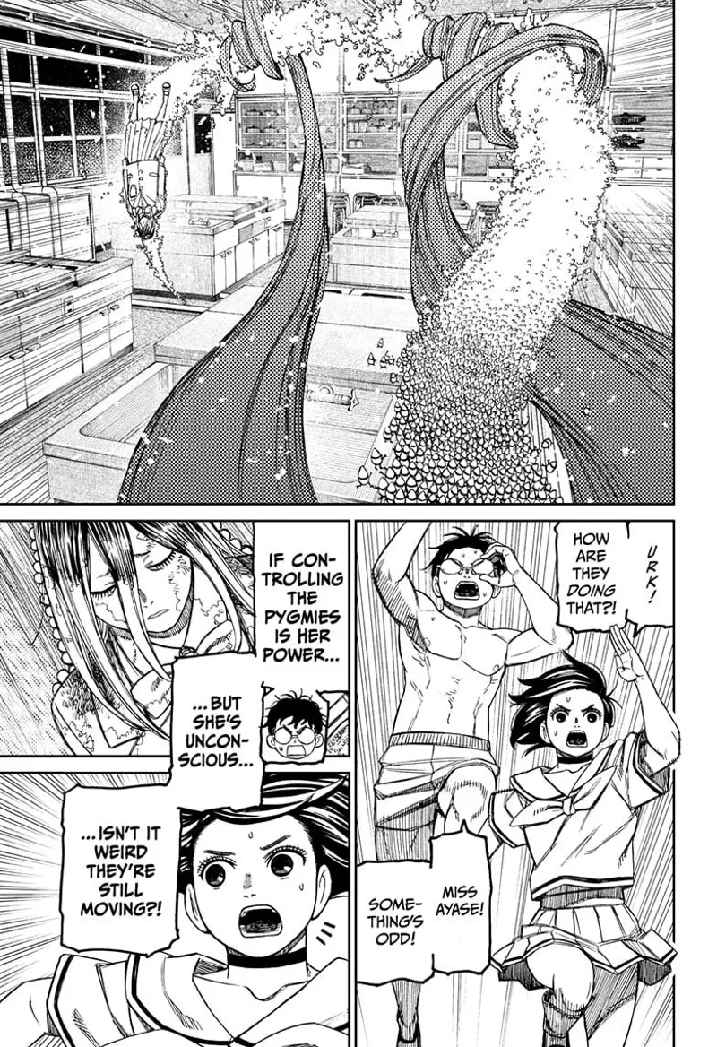 Yokai Aira's hair misses as the pygmies transport the unconscious lady. Okarun and tiny Momo keep chasing.