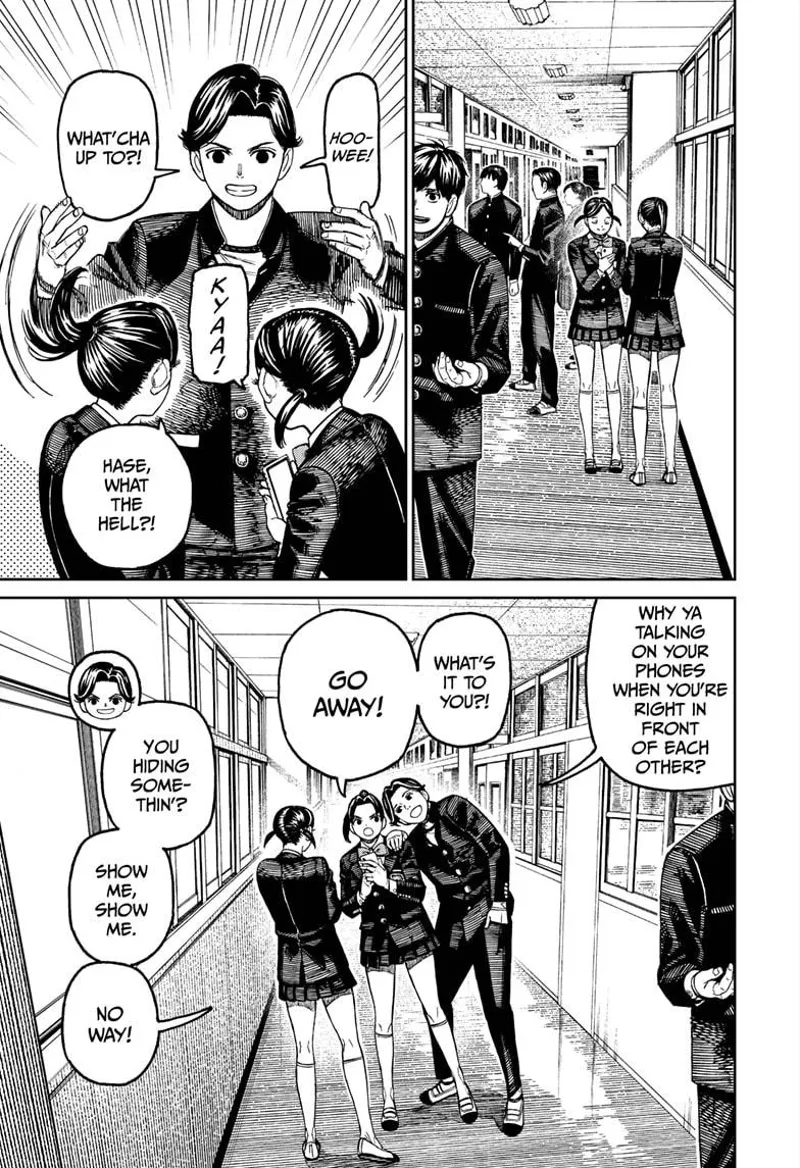 A student named Hase surprises two female students, looking at their phones and having fun.