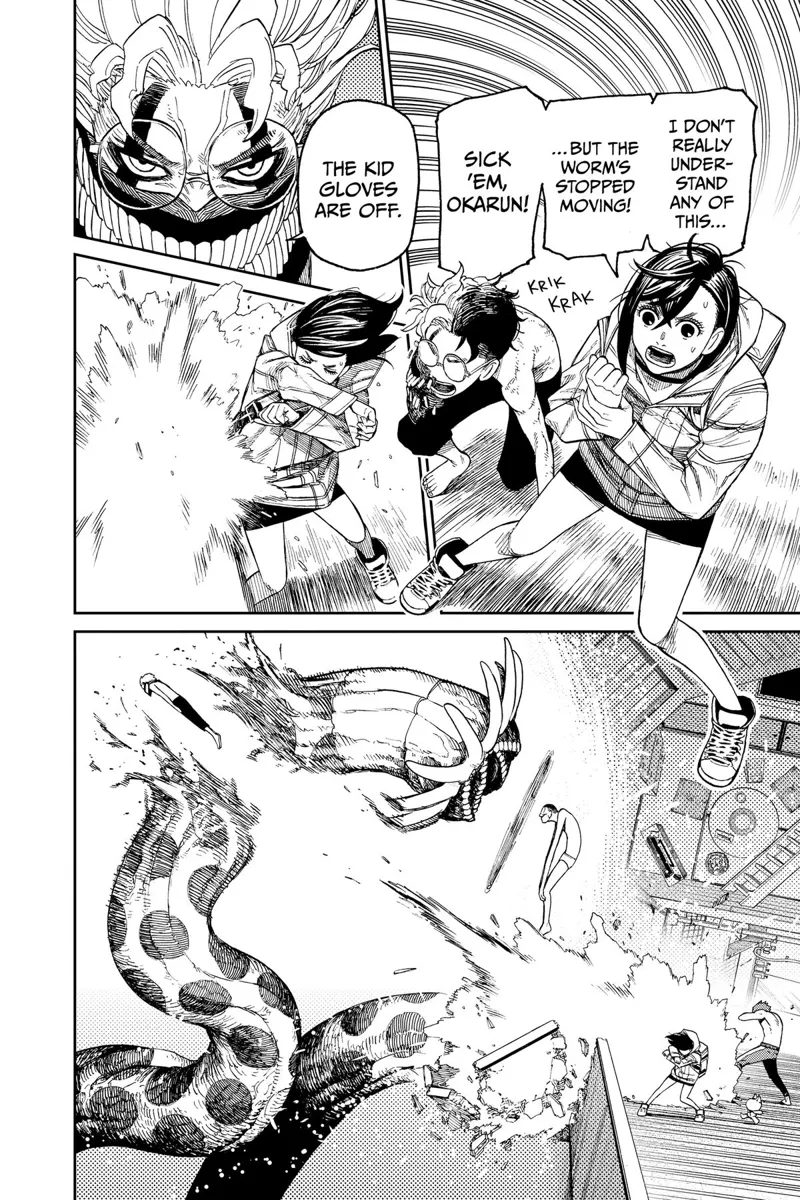 Momo tells Okarun to attack the Kuragari worm. Okarun transforms and jumps, cutting the Kuragari's head.
