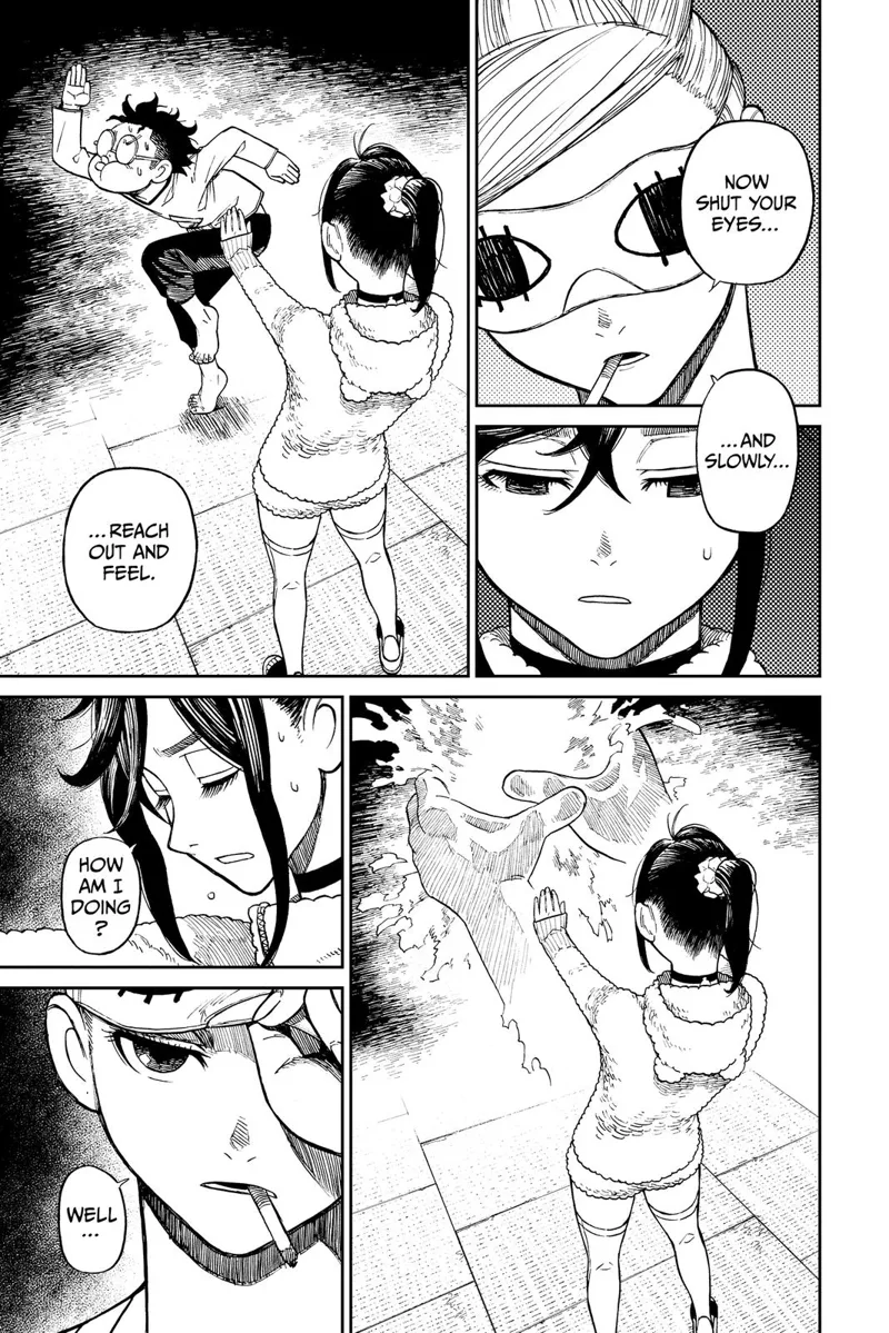 Okarun is still stomping on the ground. Momo closes her eyes while grabbing Okarun's aura.