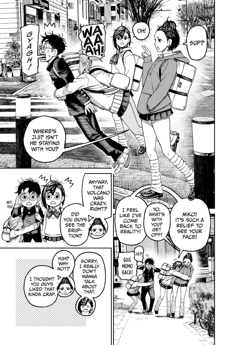 Momo's close friends appear, and one of them suddenly hugs Okarun.