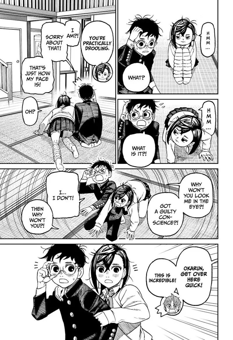 Momo crawls and gets very close to Okarun. Jiji calls their attention.